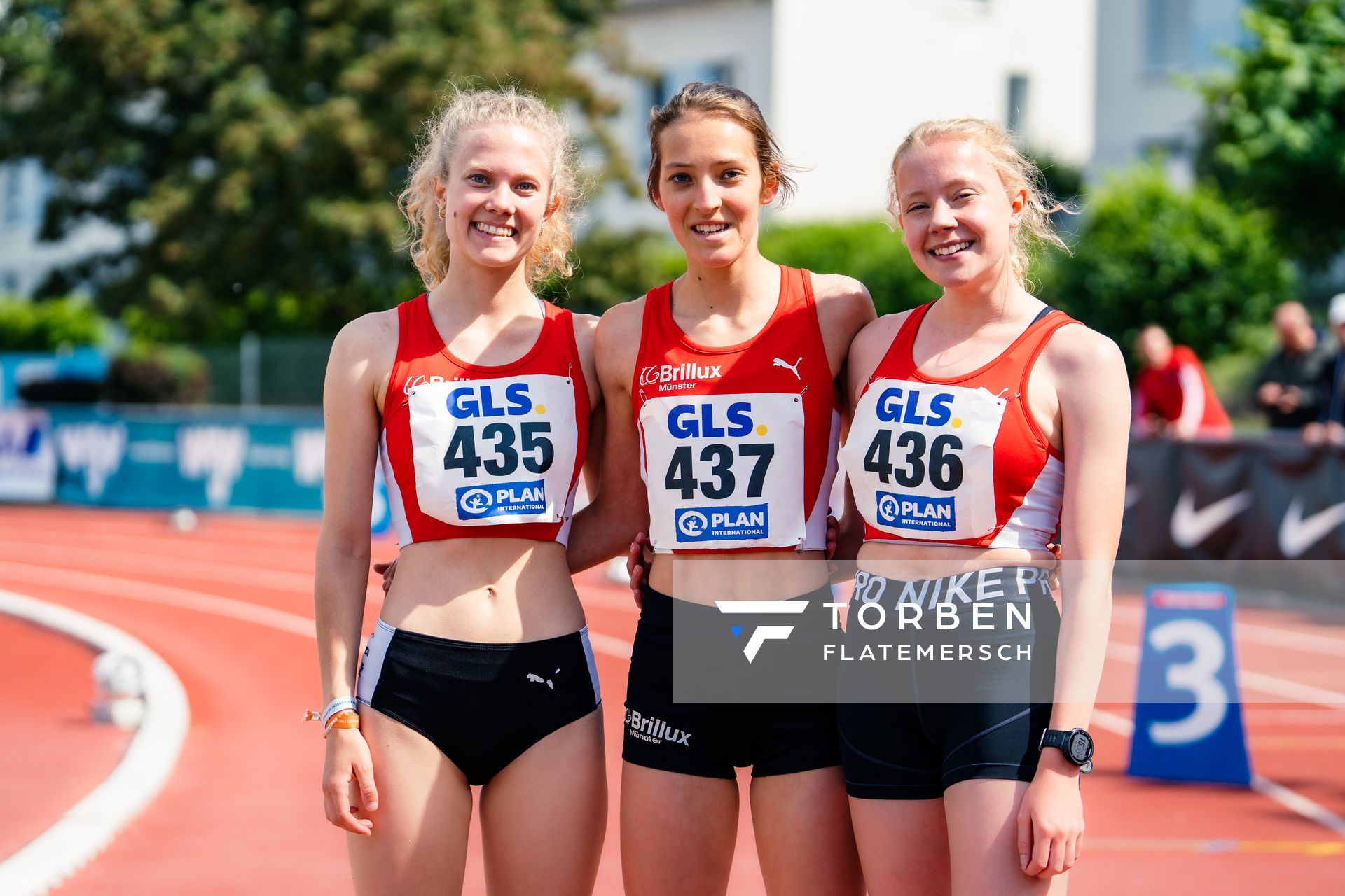 Leonie Kruse (LG Brillux Muenster), Emma Woehrmann (LG Brillux Muenster), Leonie Borchers (LG Brillux Muenster) am 29.05.2022 waehrend der Deutschen Meisterschaften Langstaffel im Otto-Schott-Sportzentrum in Mainz